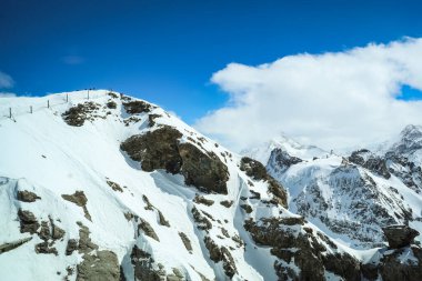 İsviçre 'deki Titlis Dağı' ndaki karlı dağlar.
