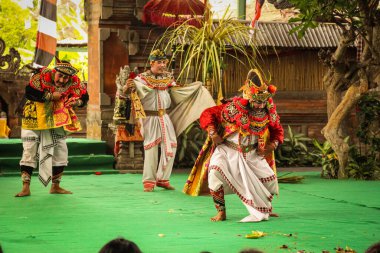 Bali Geleneksel Barong Dansı. Geleneksel Barong dans gösterilerinde, Rangda 'ya karşı mücadelesinde resmedilir, bu Bali kültürünün popüler bir parçasıdır..