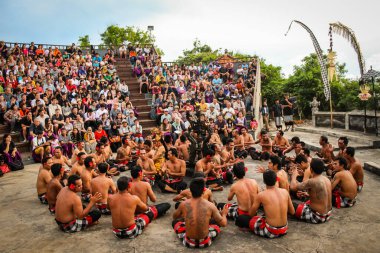 Balili insanlar Uluwatu, Bali 'de Kecak Dansı yapıyorlar.