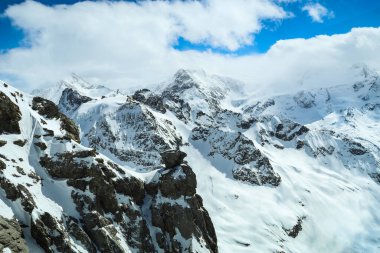 İsviçre 'deki Titlis Dağı' ndaki karlı dağlar.