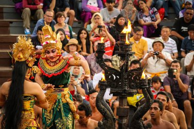 Balili insanlar Uluwatu, Bali 'de Kecak Dansı yapıyorlar.
