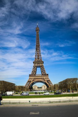 Eyfel Kulesi Fransa 'nın Paris şehrindeki Champ de Mars' ta dövülmüş demir bir kafes kulesidir..