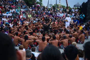Kecak Ateş Dansı, Balis 'in en ikonik sanat performanslarından biridir ve insan vokallerini, dansa eşlik etmek için Gamelan enstrümanları yerine baskın bir şekilde kullanmasıyla ünlüdür.