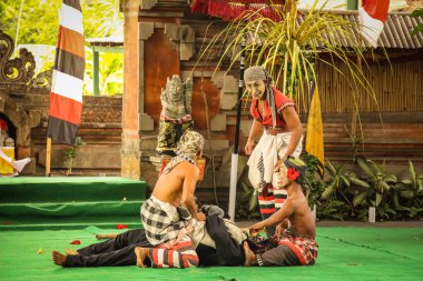 Bali Geleneksel Barong Dansı. Geleneksel Barong dans gösterilerinde, Rangda 'ya karşı mücadelesinde resmedilir, bu Bali kültürünün popüler bir parçasıdır..