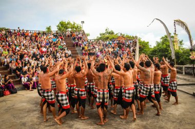 Balili insanlar Uluwatu, Bali 'de Kecak Dansı yapıyorlar.