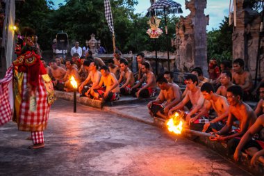 Balili insanlar Uluwatu, Bali 'de Kecak Dansı yapıyorlar.