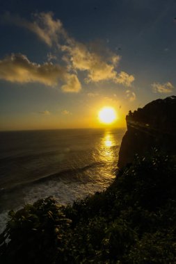 Uluwatu Sahili 'ndeki Uluwatu Tapınağı' nda günbatımı, Bali