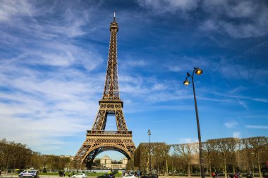 Eyfel Kulesi Fransa 'nın Paris şehrindeki Champ de Mars' ta dövülmüş demir bir kafes kulesidir..
