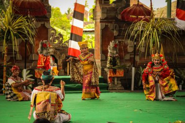 Bali Geleneksel Barong Dansı. Geleneksel Barong dans gösterilerinde, Rangda 'ya karşı mücadelesinde resmedilir, bu Bali kültürünün popüler bir parçasıdır..