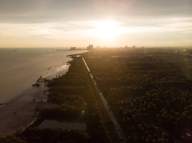Malacca 'daki Crystal Bay' in havadan görüntüsü. Yerel halkın ve turistlerin güzel manzaralı taze deniz ürünlerinin tadını çıkarabileceği popüler bir yer.