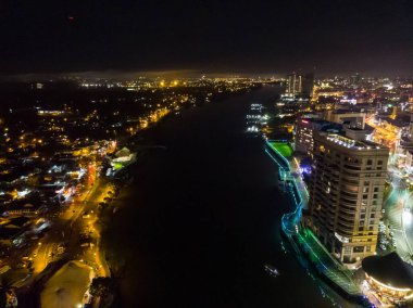 Gece boyunca Kuching CIty, Sarawak 'ın hava manzarası