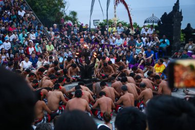 Kecak Ateş Dansı, Balis 'in en ikonik sanat performanslarından biridir ve insan vokallerini, dansa eşlik etmek için Gamelan enstrümanları yerine baskın bir şekilde kullanmasıyla ünlüdür.