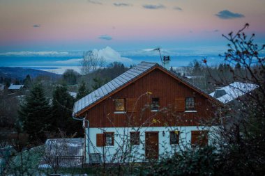 Thollon Les Memises 'deki güzel dağ evleri, Fransa kışın