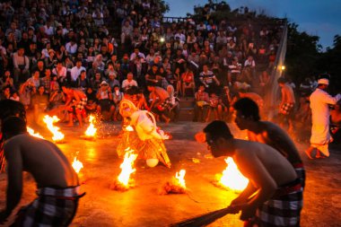 Balili insanlar Uluwatu, Bali 'de Kecak Dansı yapıyorlar.
