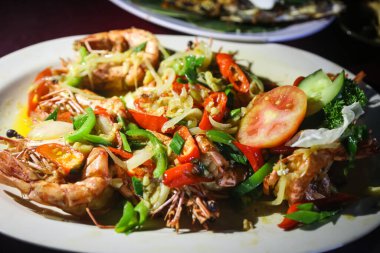 Jimbaran Plajı, Bali 'de deniz ürünleri servisi.