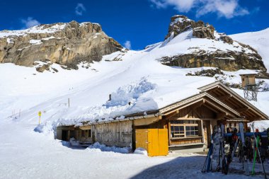 İsviçre 'deki Titlis Dağı' ndaki karlı dağlar.
