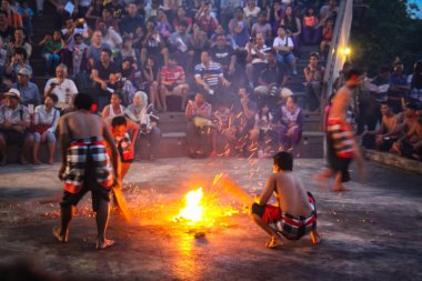 Balili insanlar Uluwatu, Bali 'de Kecak Dansı yapıyorlar.