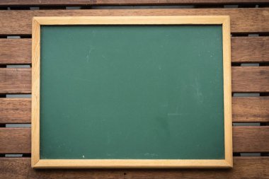 Tebeşir tahtası ahşap bir masada, kopyalama alanı için.