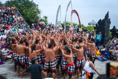 Kecak Ateş Dansı, Balis 'in en ikonik sanat performanslarından biridir ve insan vokallerini, dansa eşlik etmek için Gamelan enstrümanları yerine baskın bir şekilde kullanmasıyla ünlüdür.