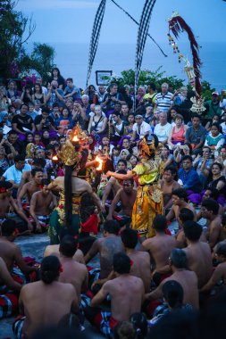 Kecak Ateş Dansı, Balis 'in en ikonik sanat performanslarından biridir ve insan vokallerini, dansa eşlik etmek için Gamelan enstrümanları yerine baskın bir şekilde kullanmasıyla ünlüdür.