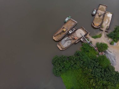 İş ve lojistik ihracat ve ithalat yapan konteyner gemisi. Kargoyu vinçle limana götürüyorum. Uluslararası Su Taşımacılığı.