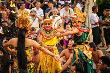 Balili insanlar Uluwatu, Bali 'de Kecak Dansı yapıyorlar.