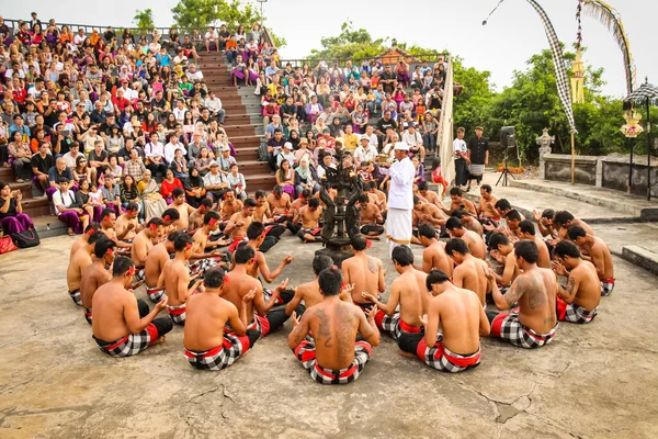 Balijci Předvádějící Kecak Dance Uluwatu Bali — Stock fotografie