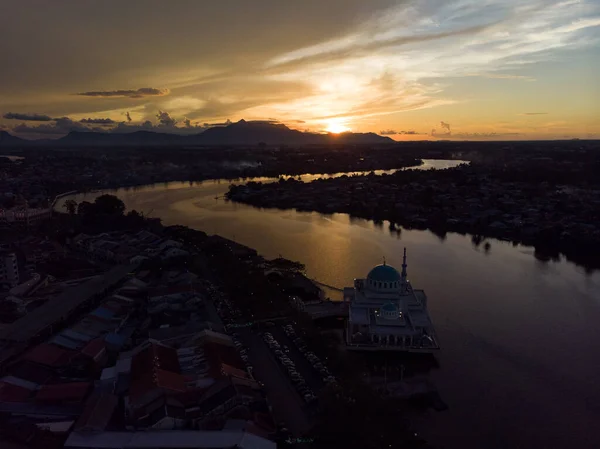 Festői Kilátás Sarawak Folyó Naplementekor Gunung Hegy Serapi Háttérben — Stock Fotó