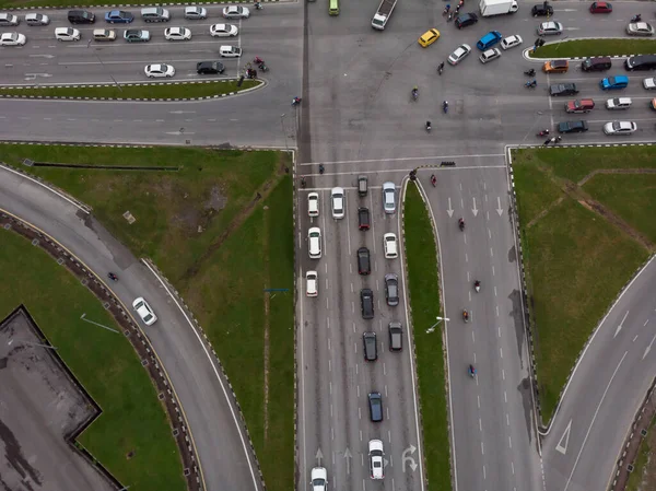 Kalabalık araçlarla yol kesişiminin yukarıdan aşağı görüntüsü