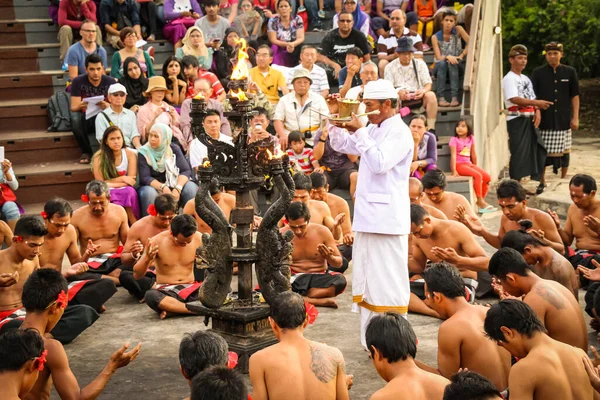 Balijci Předvádějící Kecak Dance Uluwatu Bali — Stock fotografie