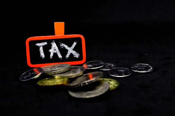 Tax Ordalydelse Stapel Med Mynt Isolerade — Stockfoto