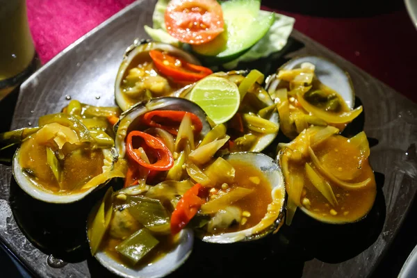 Makan Malam Seafood Disajikan Pantai Jimbaran Bali — Stok Foto
