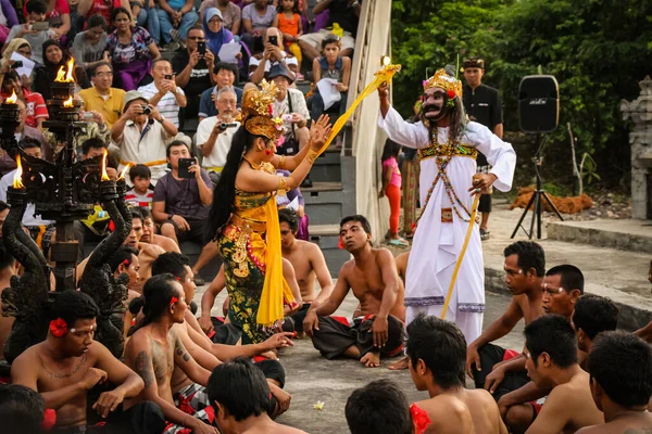 Balijci Předvádějící Kecak Dance Uluwatu Bali — Stock fotografie