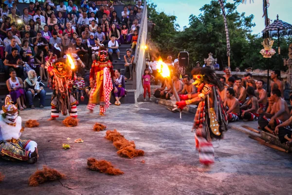 Balili Insanlar Uluwatu Bali Kecak Dansı Yapıyorlar — Stok fotoğraf