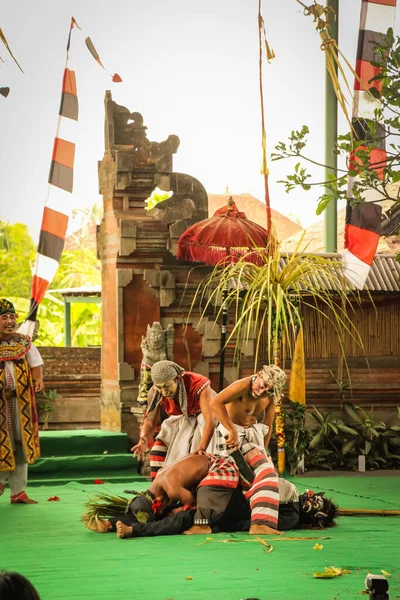 巴厘传统的巴隆舞 在传统的巴隆舞台剧中 他在与朗达的斗争中被刻画出来 这在巴厘文化中是很受欢迎的 — 图库照片
