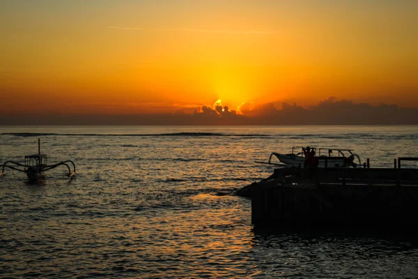 Sanur Sindhu Sahili 'nde gün doğumu, Bali