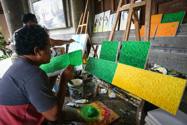 Pintor Balinês Trabalho Para Produzir Pinturas Obras Arte Uma Galeria — Fotografia de Stock