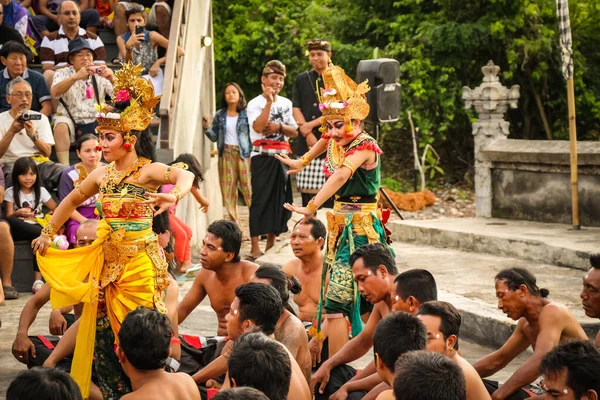Gente Balinesa Interpretando Kecak Dance Uluwatu Bali — Foto de Stock