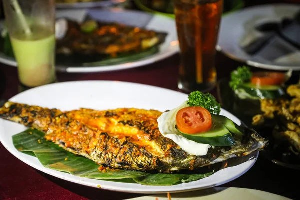 Makan Malam Seafood Disajikan Pantai Jimbaran Bali — Stok Foto