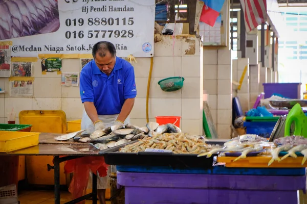 Satok Weekend Marketはウェットフード市場です 具体的には 魚や魚介類 野菜などを販売する生鮮食品市場です — ストック写真