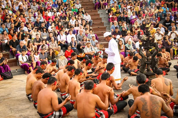 Balijci Předvádějící Kecak Dance Uluwatu Bali — Stock fotografie