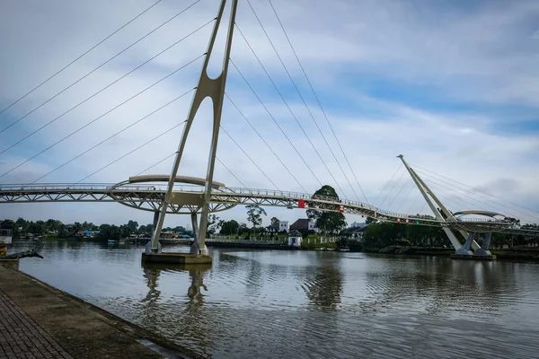Darul Hana Köprüsü Sarawak Hükümet Binasını Gösteren Kuching Rıhtımı Manzarası — Stok fotoğraf