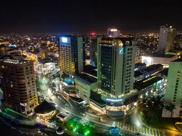 Gece boyunca Kuching CIty, Sarawak 'ın hava manzarası