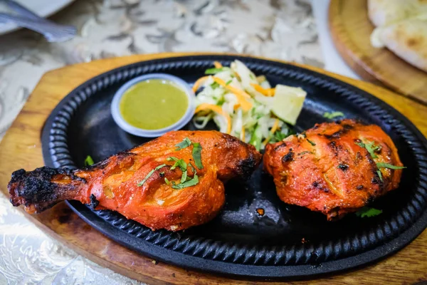 Fechado Tiro Frango Tandoori Uma Mesa — Fotografia de Stock