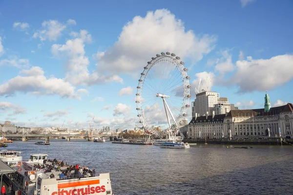 多云的伦敦之眼 — 图库照片