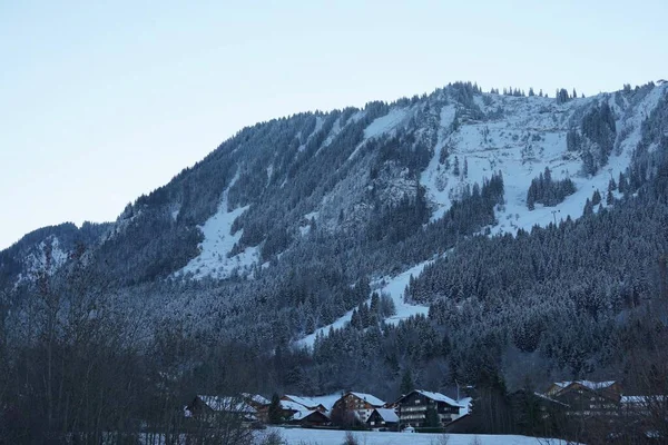 法国索隆莱斯梅米塞斯冬季美丽的山舍 — 图库照片