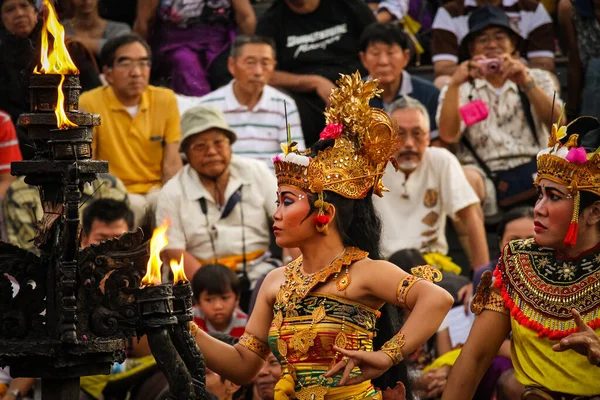 Балийцы Исполняют Танец Кечак Улувату Бали — стоковое фото