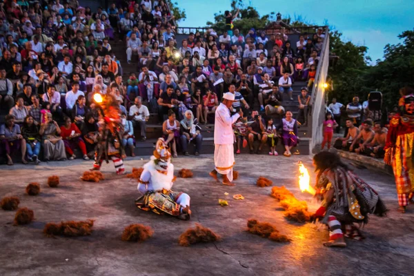 Balili Insanlar Uluwatu Bali Kecak Dansı Yapıyorlar — Stok fotoğraf