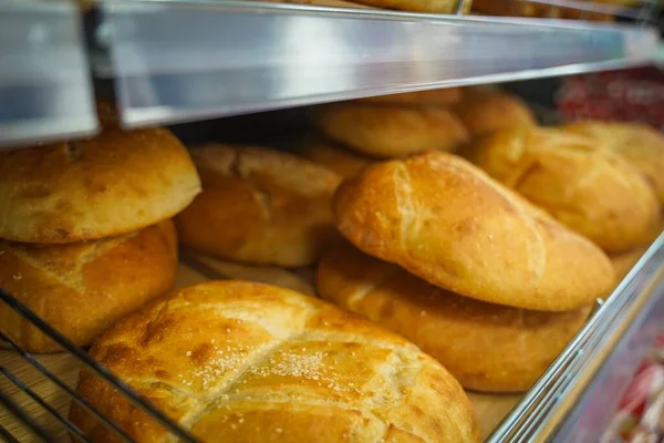 お店の棚においしいパン — ストック写真