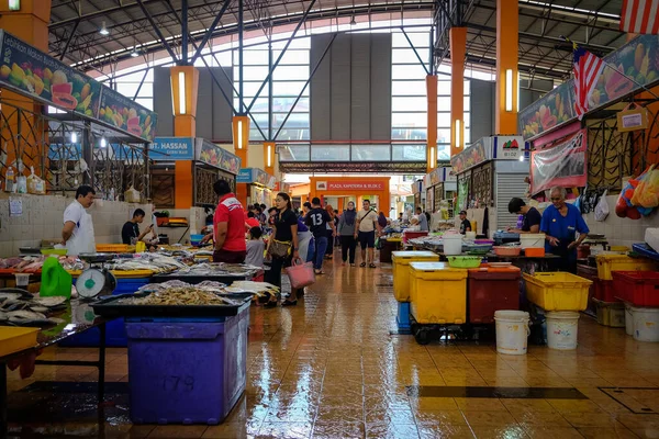 Satok Weekend Marketはウェットフード市場です 具体的には 魚や魚介類 野菜などを販売する生鮮食品市場です — ストック写真